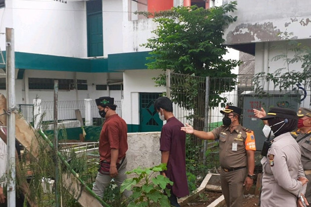 Puluhan Peziarah di...