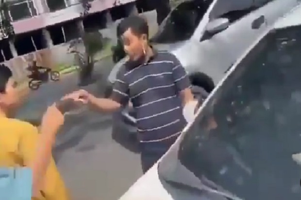 Viral Keributan di Hari...