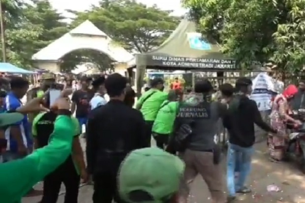 Peziarah Ricuh dan Jebol...
