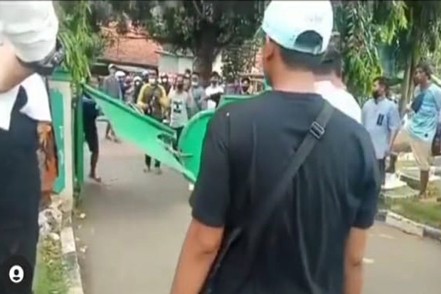 Dilarang Berziarah,...