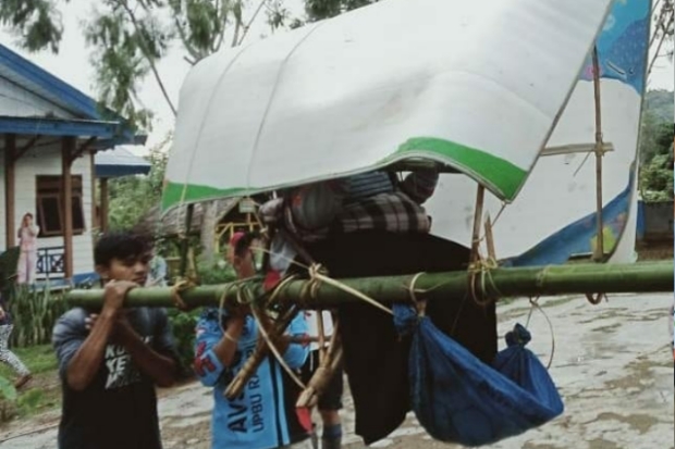 Warga Rampi Ditandu...
