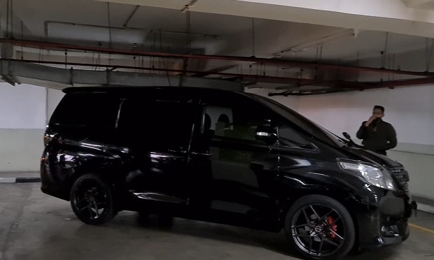Mobil Alphard Tersangkut...