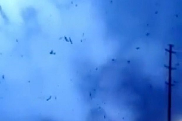Tornado Dahsyat Mengoyak...