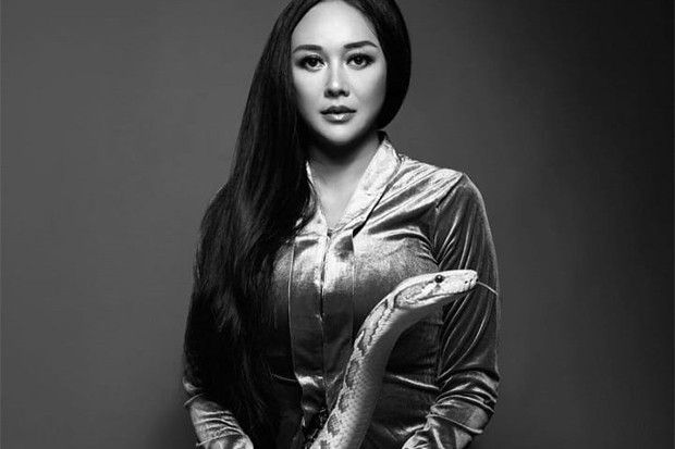 Tampil Beda, Aura Kasih...