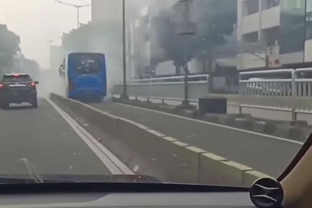 Bus Transjakarta Terbakar...