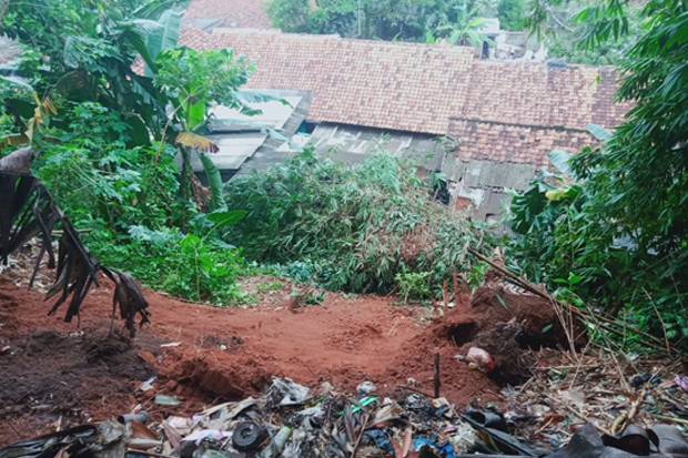Hujan Deras, 2 Rumah...