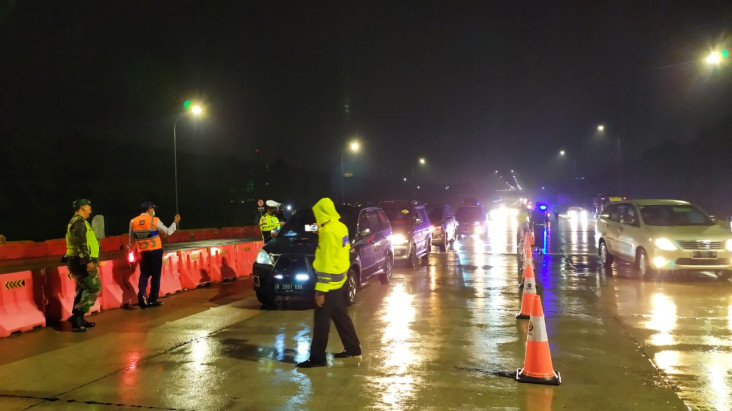 Hujan Deras, Polisi...