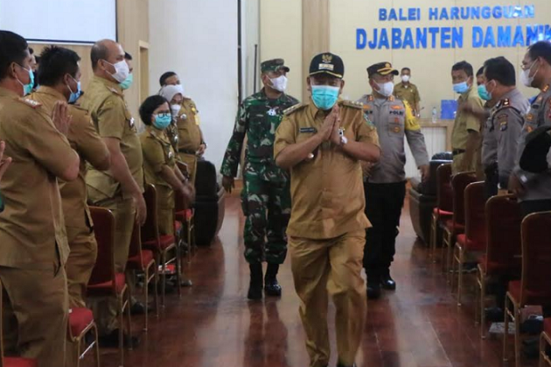 Menjabat Hitungan Bulan,...