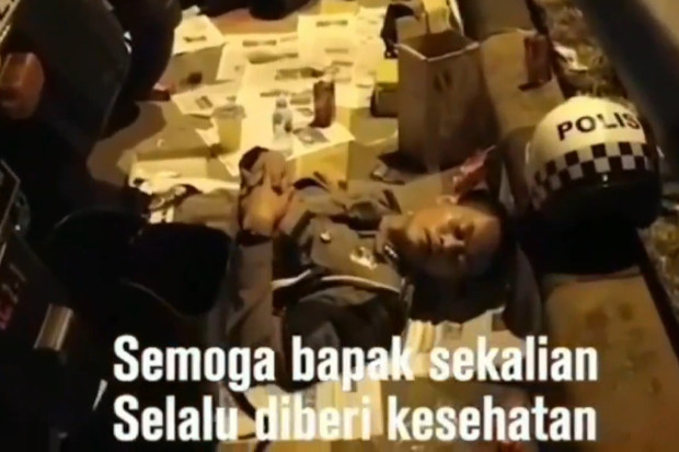 Wajah-wajah Lelah Polisi...