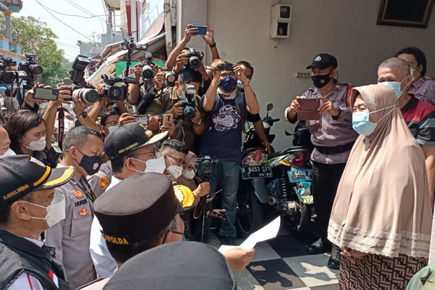 Anies Sambangi Rumah...