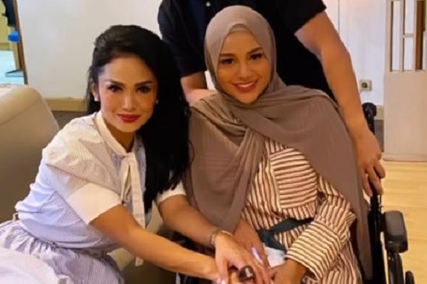 Krisdayanti Berikan...
