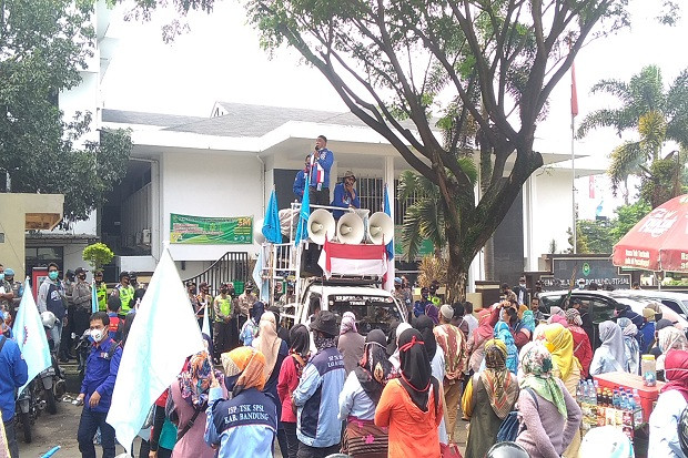 Gugatan Ditolak, Ratusan...
