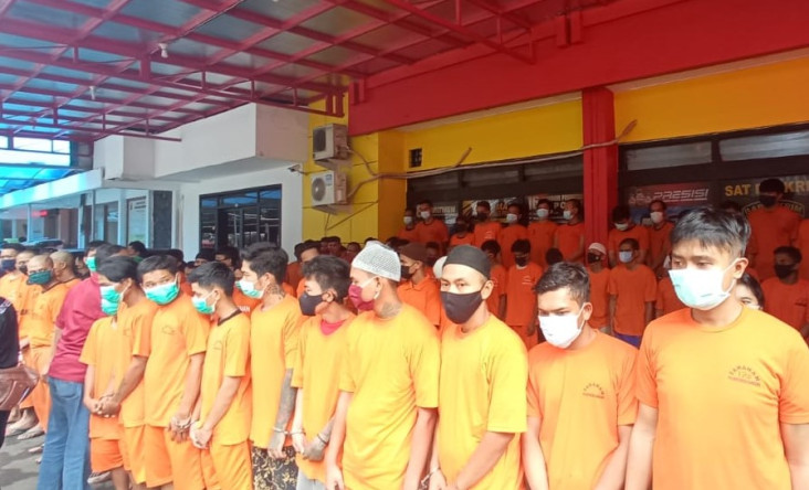 Polisi Bekuk Ratusan...