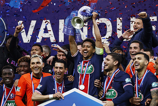 PSG Angkat Trofi Piala...