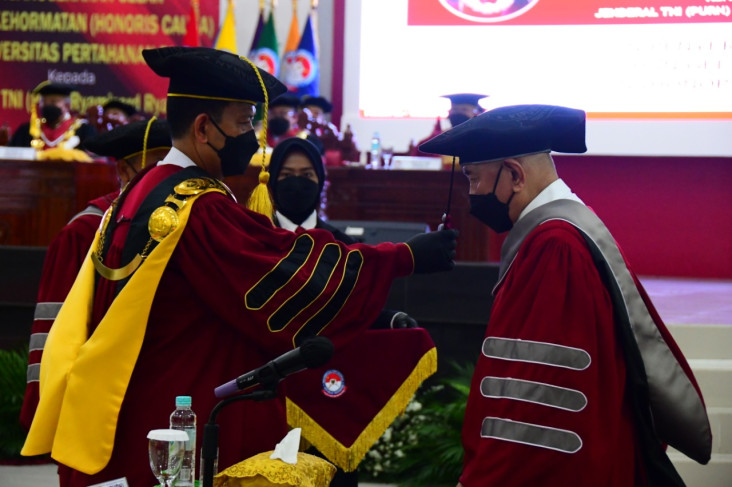 Raih Gelar Doktor HC,...