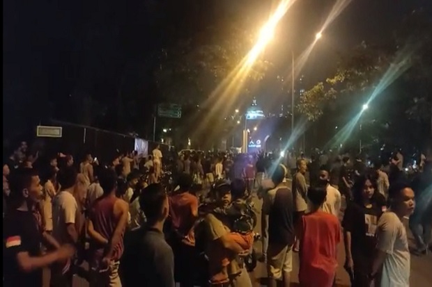 Protes Toa Masjid, Warga...