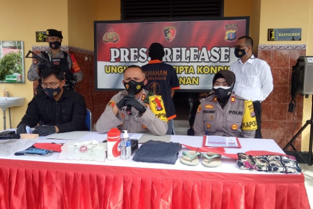 Panik Tepergok Mencuri,...