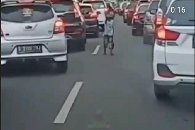 Viral, Anak Kecil Bantu...