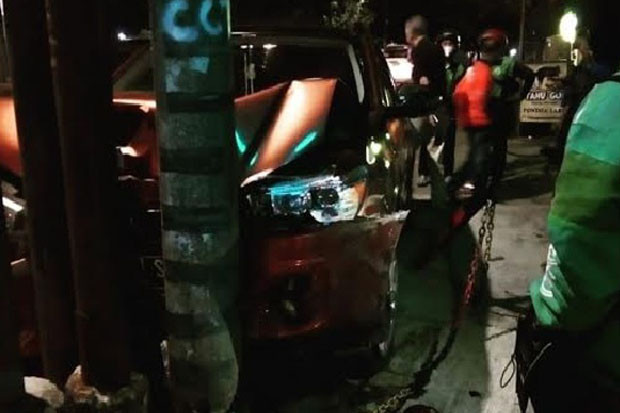 Sedan Oranye Tabrak...