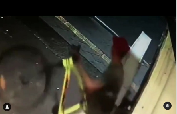 Dua Remaja Terekam CCTV...