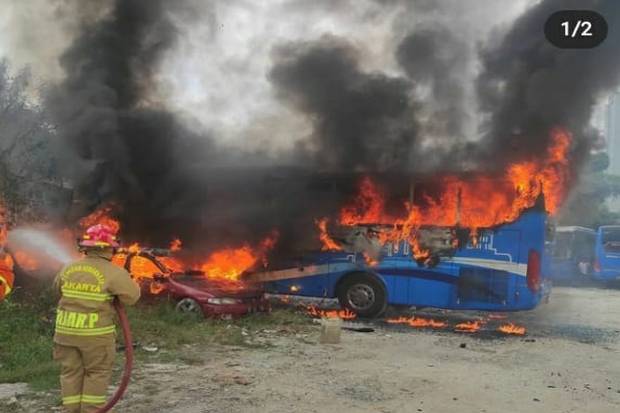 Viral Bus Terbakar di...