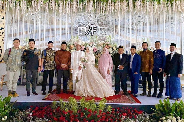 Arie Untung Unggah Foto...