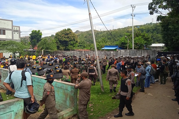 Bersihkan Asrama Mahasiswa,...