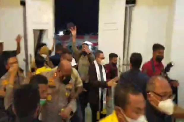 Massa Serang Kapolda...
