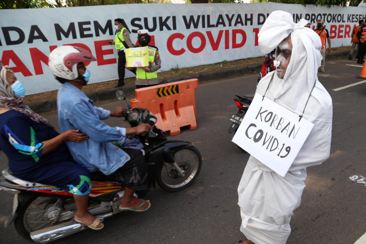 Bikin Kaget Warga, Pocong...
