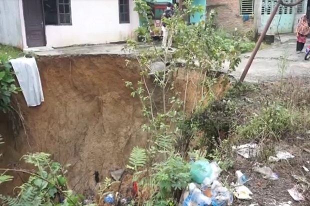 Rumahnya di Ambang Jurang,...