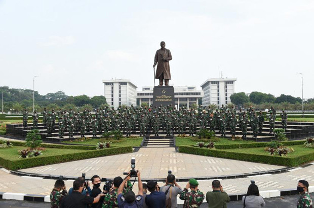 Kalahkan Presiden, TNI...