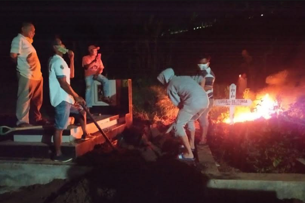 Tengah Malam, Kuburan...