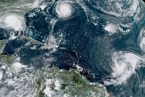 Perkiraan NOAA: Badai...