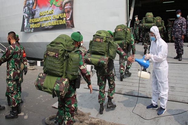 Naik Kapal Perang KRI...