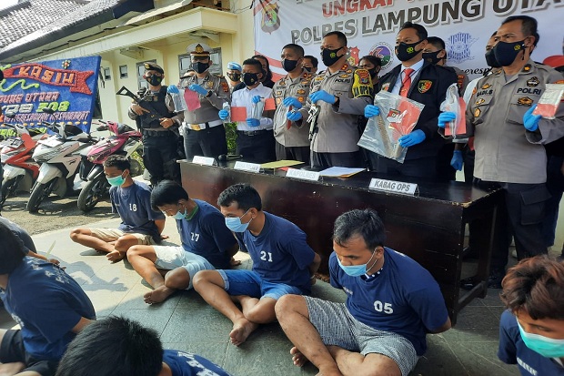 8 Begal dan 1 Pembunuh...