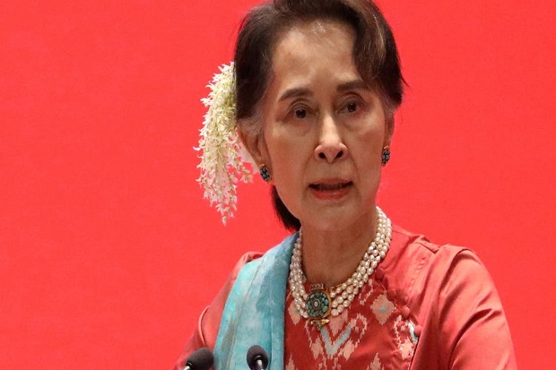 Suu Kyi Muncul Pertama...