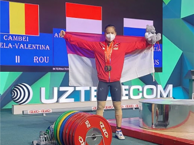 Lifter Putri Windy Cantika...