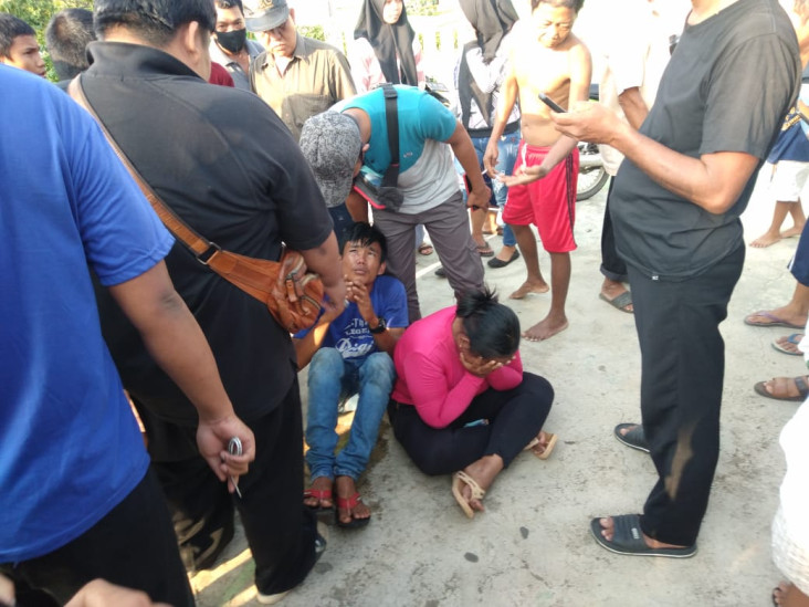 Wanita Ini Ajak Adik...