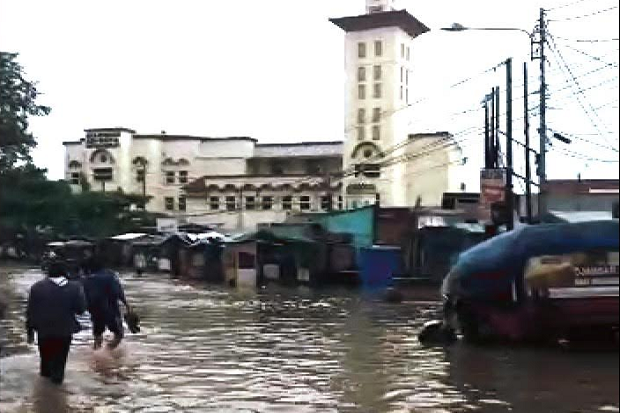 Hujan Semalaman, Jalur...