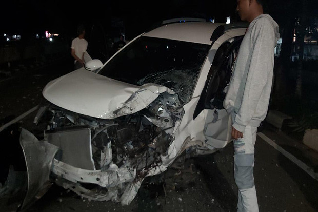 Parah! Mobil Hantam...