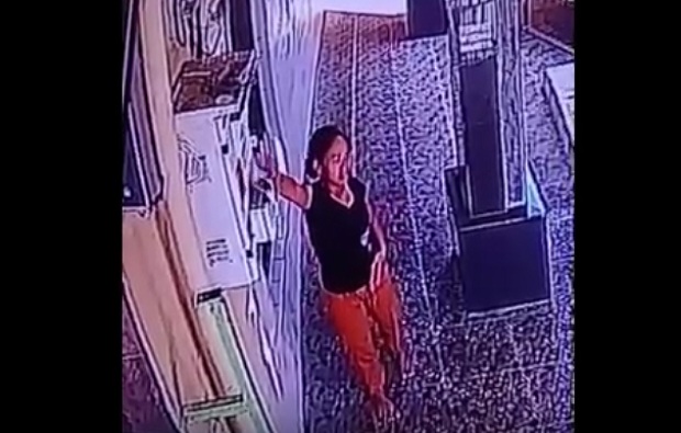 Pura-pura Masuk Toilet,Wanita...