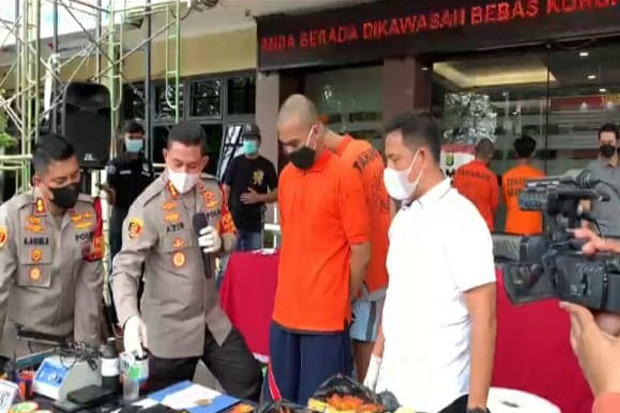 Pembuat Tembakau Sintetis...