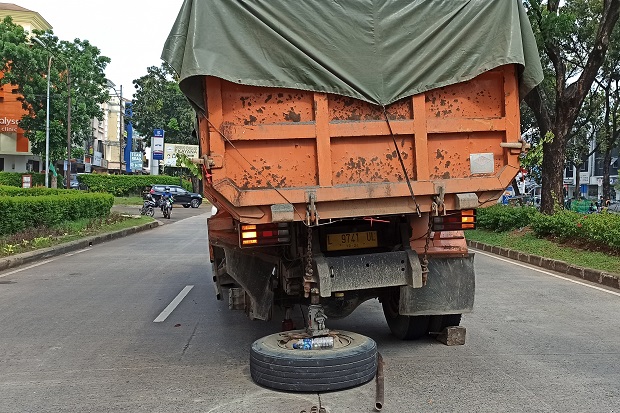 Truk Fuso Patah Baut...