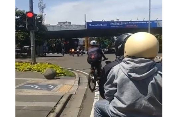 Pesepeda Terobos Lampu...