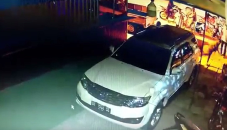Mobil Anak Gubernur...