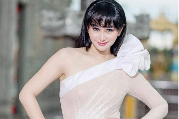 Selebgram Denise Chariesta...