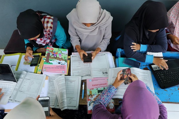 Salurkan Bantuan Kuota,...