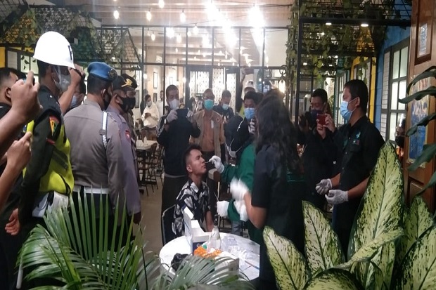 Berkerumun di Cafe,...