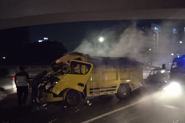 Truk Kecelakaan di Tol...