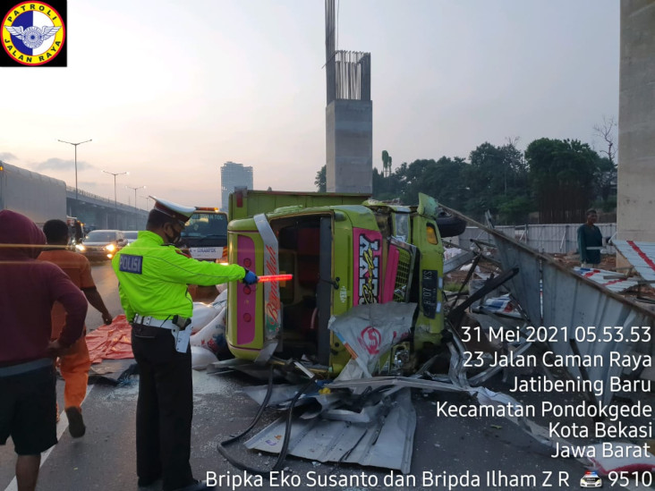 Truk Bermuatan Beras...